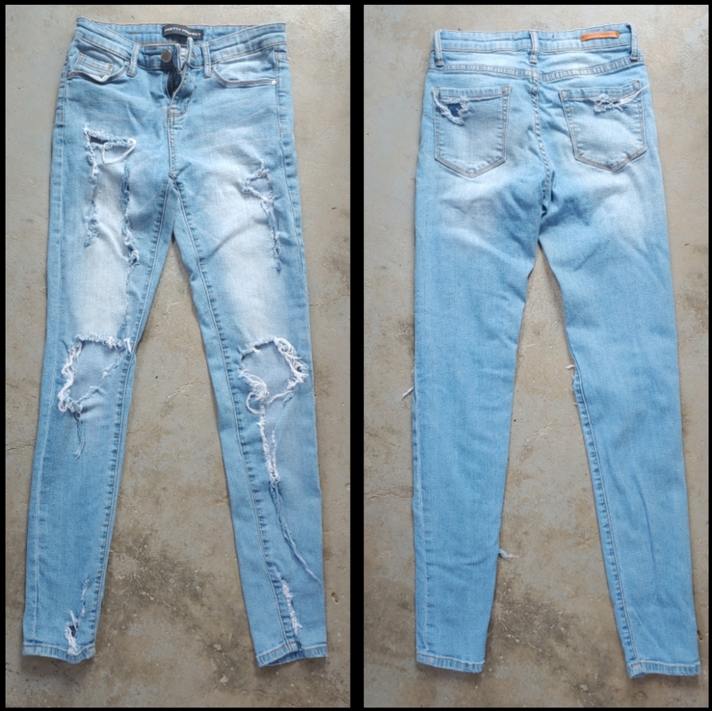 2/$25👖Pretty Perfect | (1) Distressed Skinny Jeans